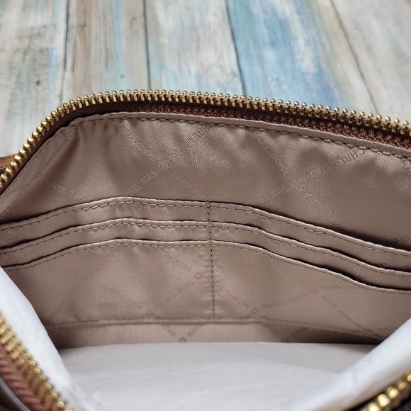 Michael kors Large Zip Clutch  Wristlet. - Picture 7 of 8